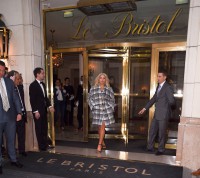 /album/lady-gaga-saliendo-se-su-hotel-de-paris-06-03-2015-/a004-jpg1/